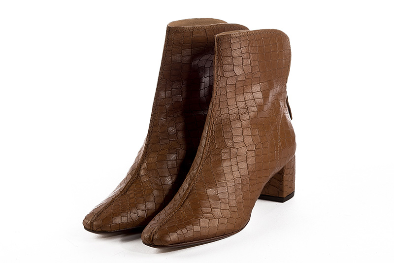 Women's caramel brown elegant ankle boots, with a zip at the back. Square toe. Medium block heels - Front view